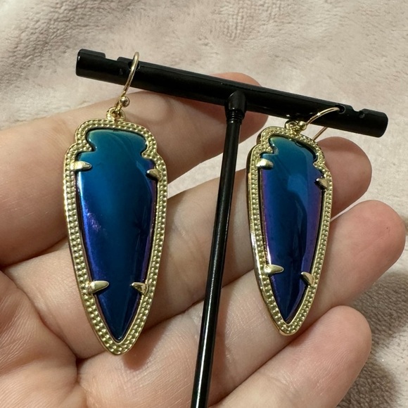 Kendra Scott Sky Arrowhead Gold Earrings in Black Iridescent - Picture 10 of 11